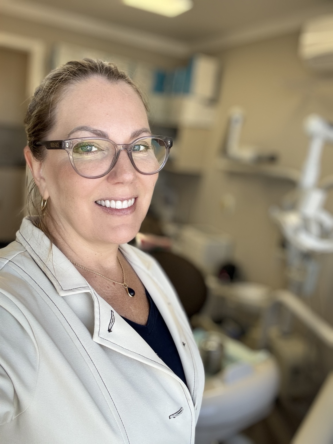 Dra. Adriana Backes em seu consultório odontológico